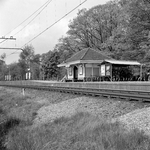 153028 Gezicht op het perron met fietsenstalling en abri van het N.S.-station Barneveld-Voorthuizen te Barneveld.N.B. ...